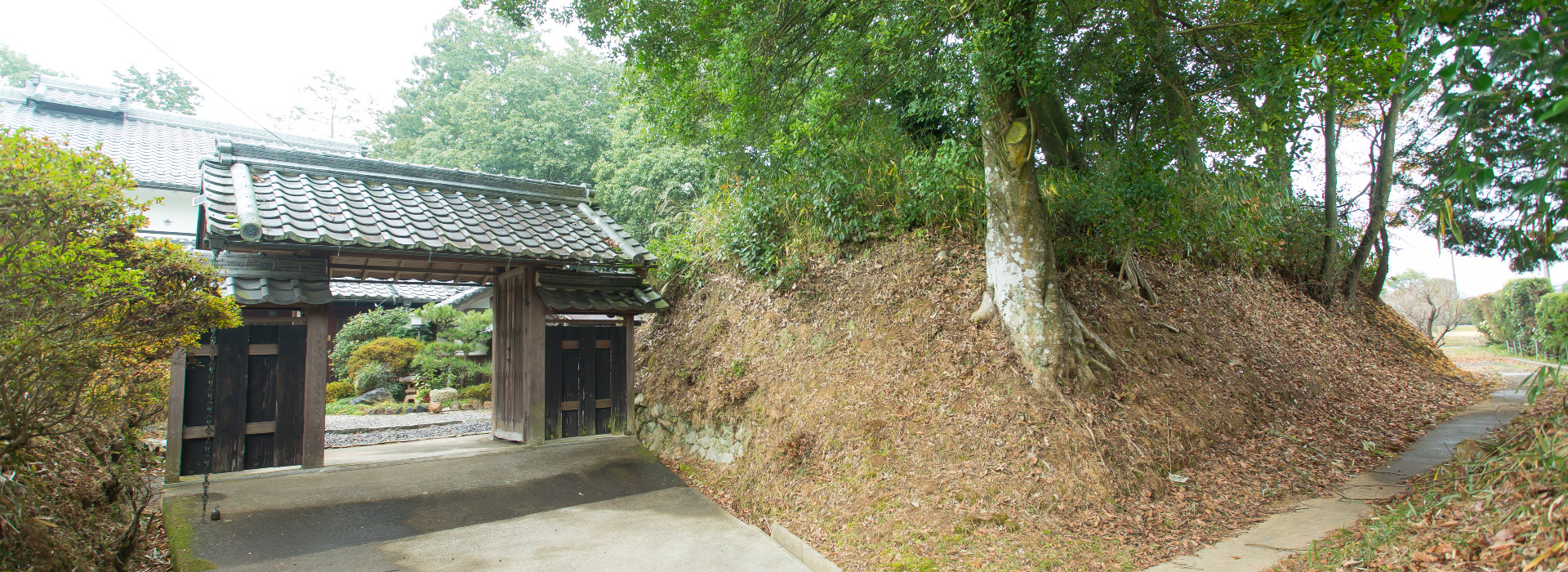 A castle storehouse surrounded by hills