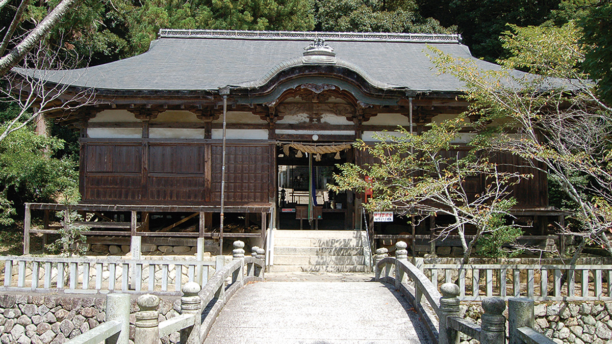Haiden (bâtiment réservé aux cérémonies) du sanctuaire Kasuga, classé au bien culturel matériel par la préfecture (monument). 